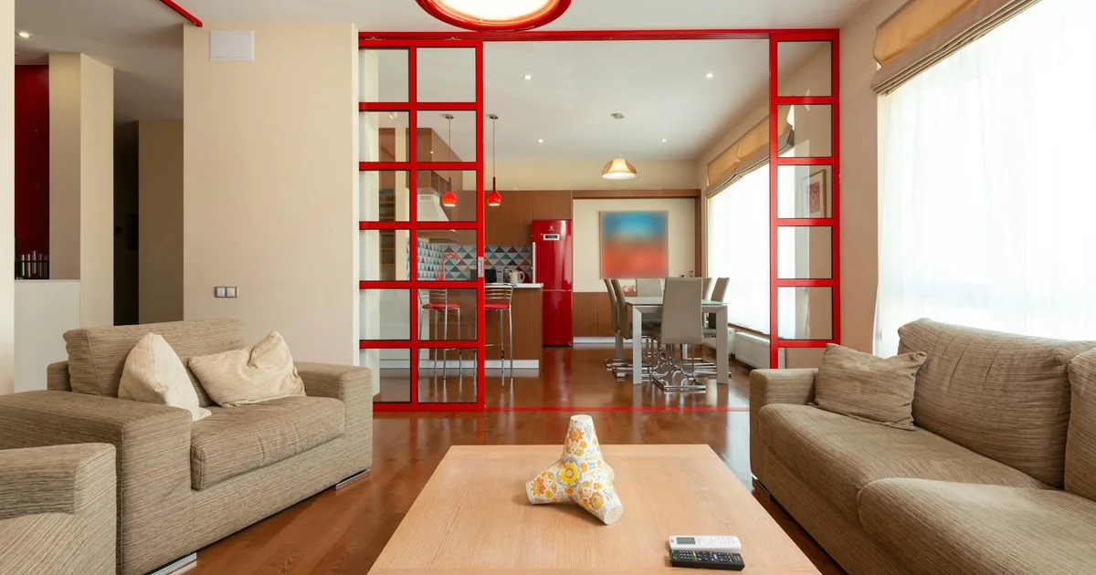 Salón luminoso de una vivienda preparado para comparar alquiler, compra y convivencia.